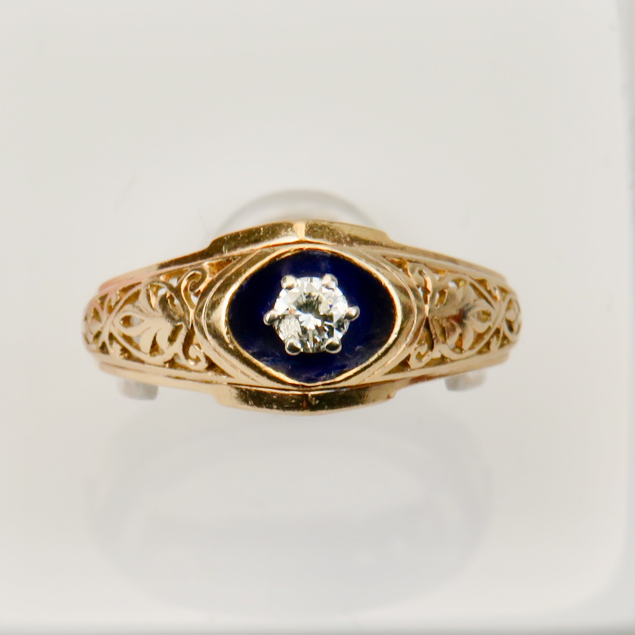 Elegant solitaire diamond ring in 750 gold