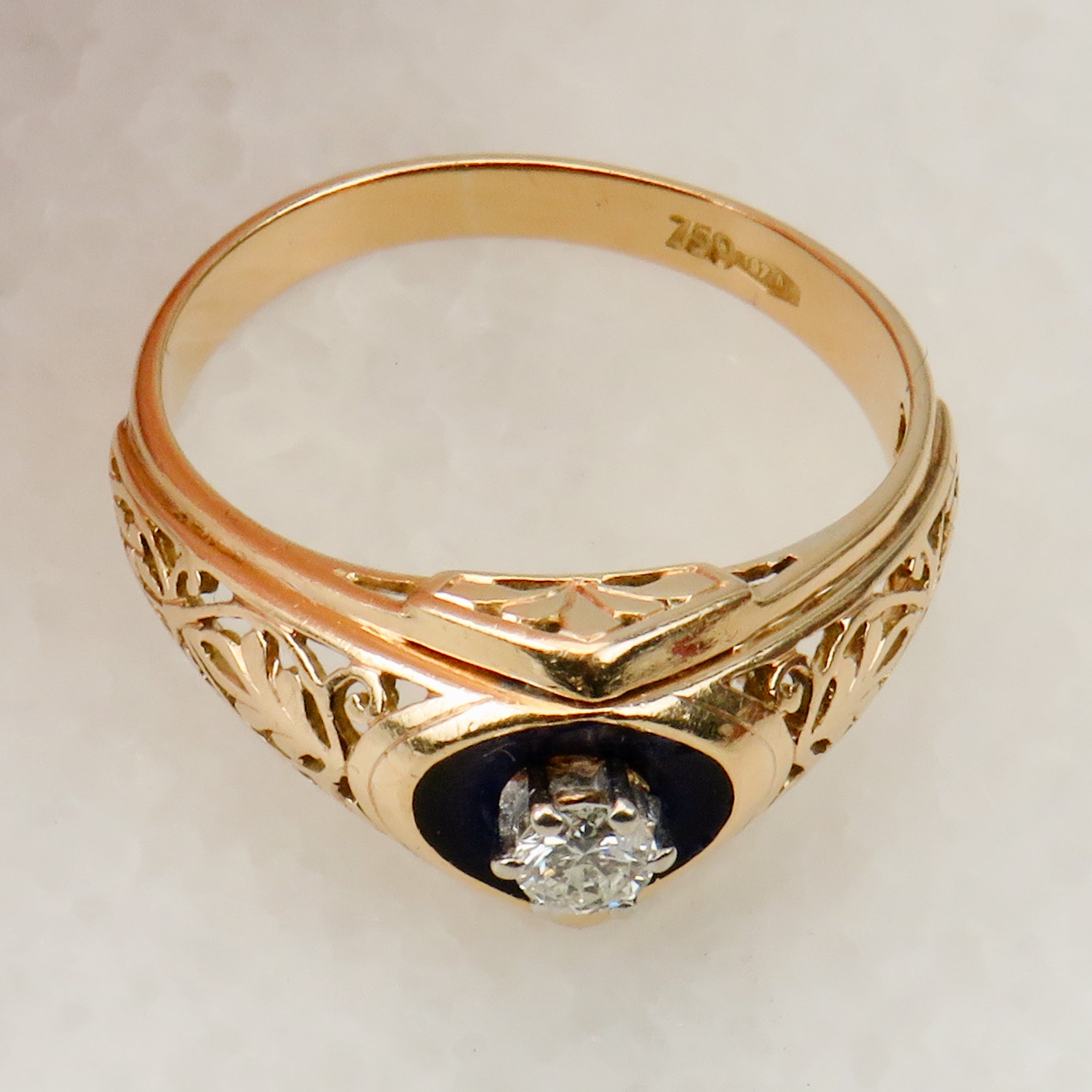 Elegant solitaire diamond ring in 750 gold