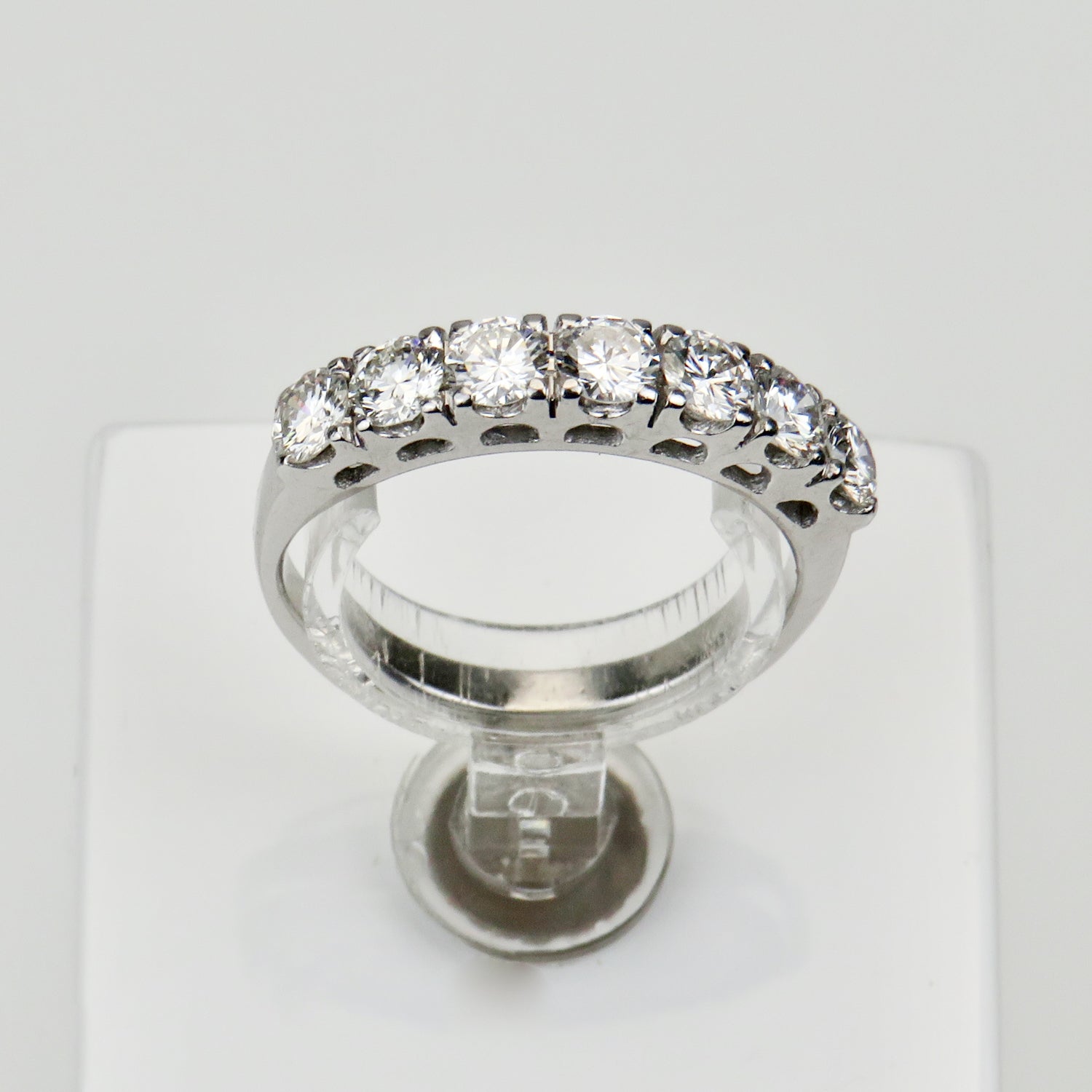 585 white gold ring with brilliant - radiant and chic