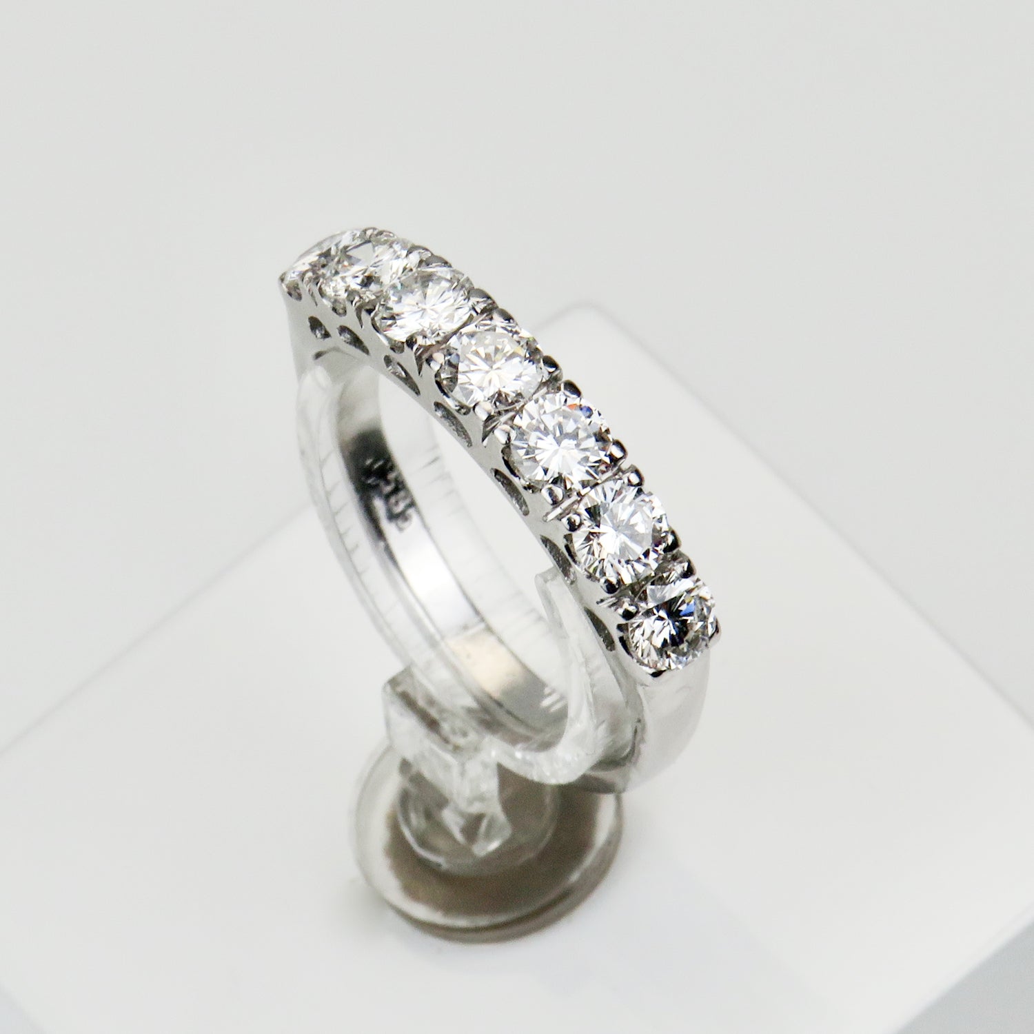 585 white gold ring with brilliant - radiant and chic