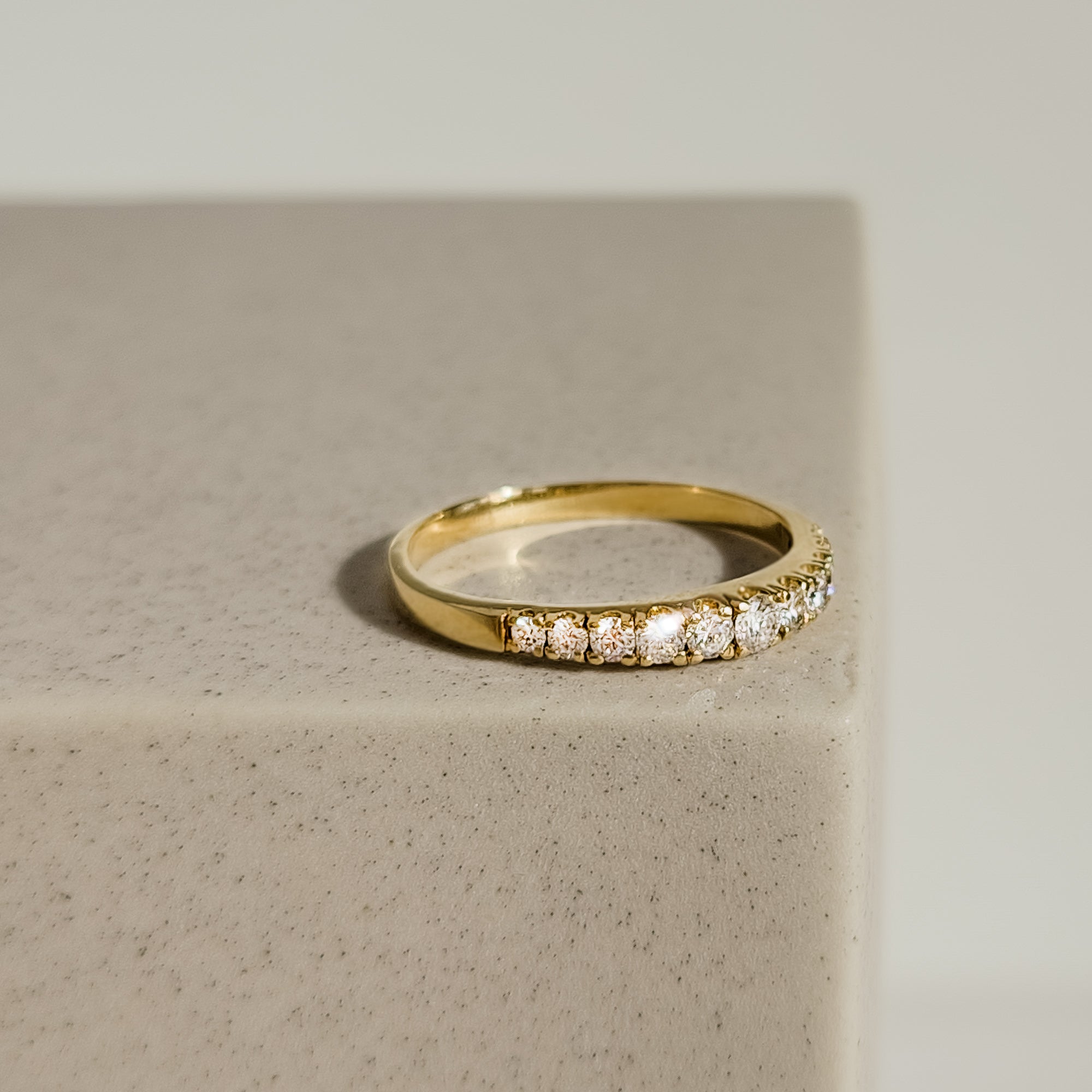 Eleganter 18 Karat Halbmemory-Ring mit Diamanten