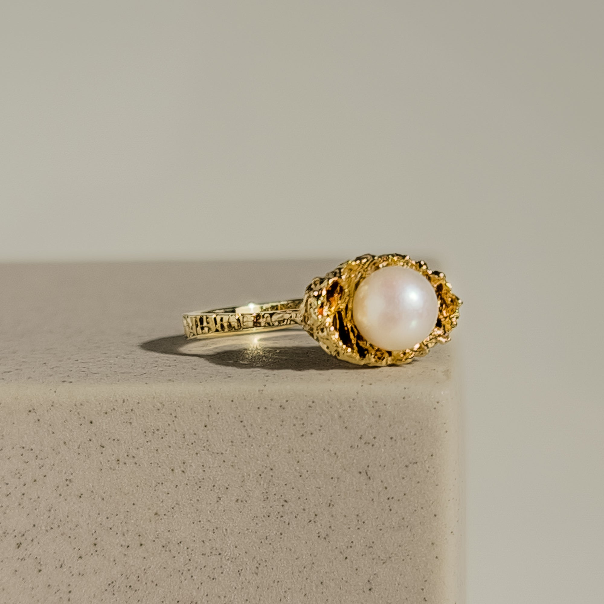 Elegant pearl ring made of 14 karat gold