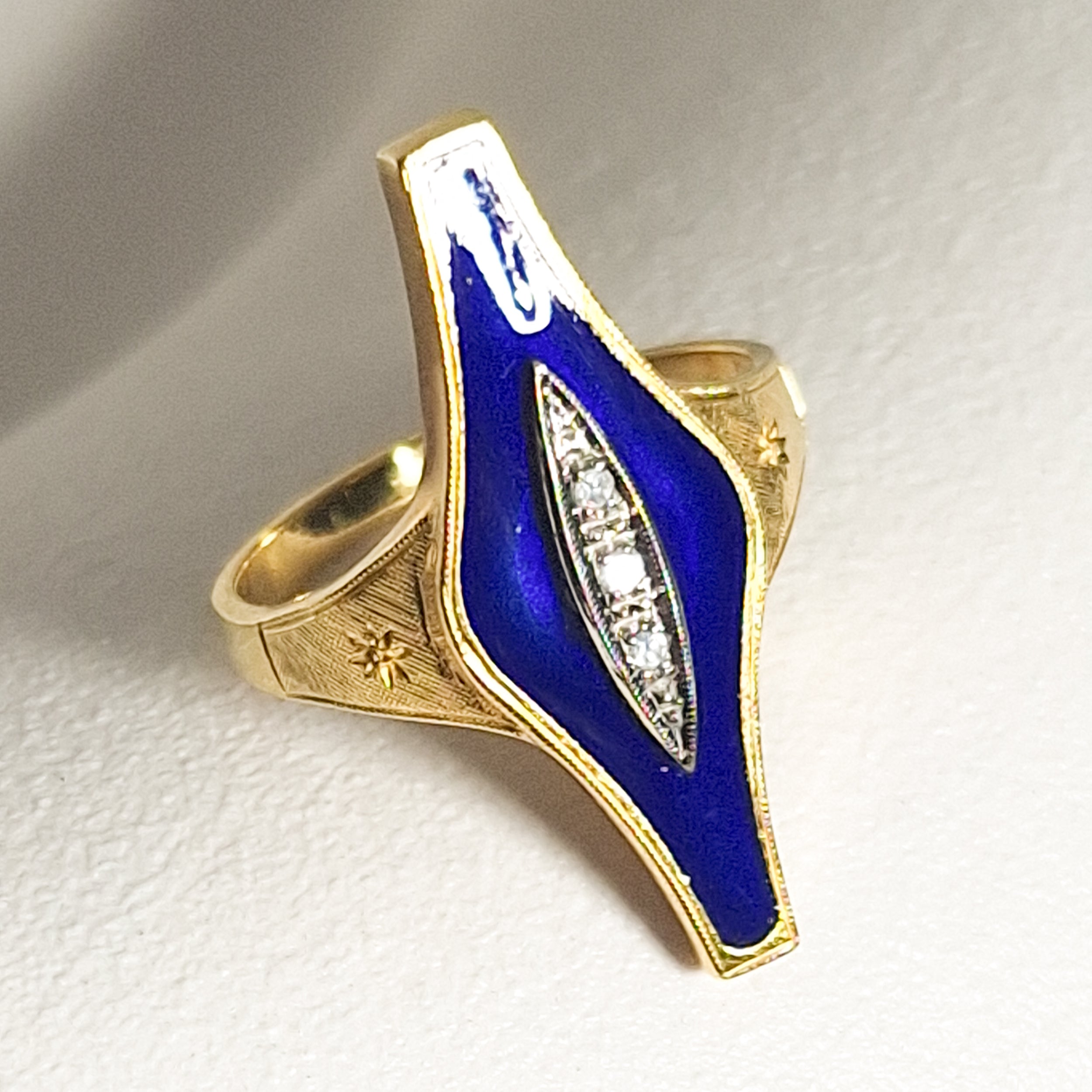 750 gold ring with enamel - artistic and colorful