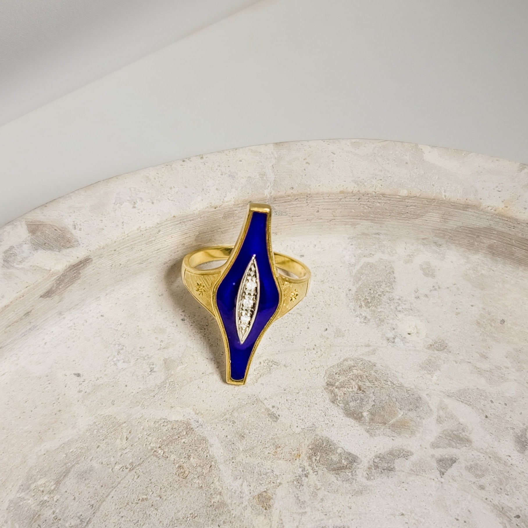 750 gold ring with enamel - artistic and colorful