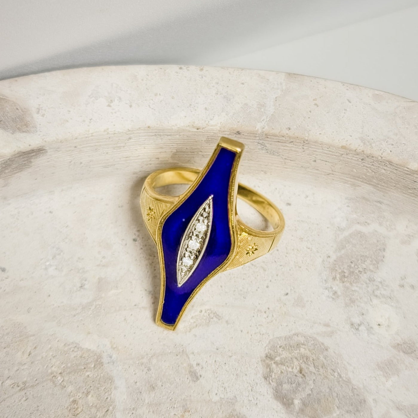 750 gold ring with enamel - artistic and colorful