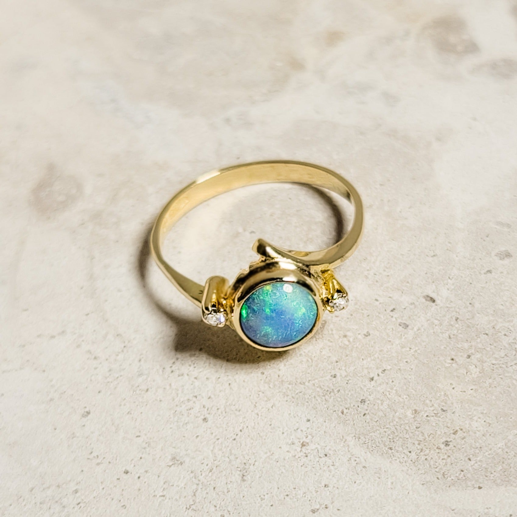 18 Karat Goldring with opal - magical lights