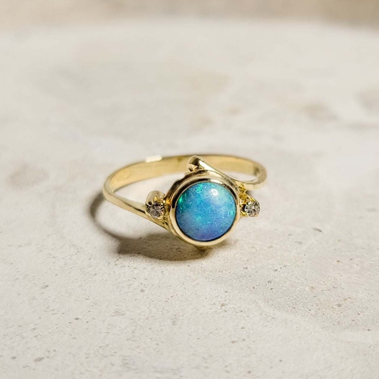 18Karat Goldring mit Opal – Magisches Leuchten