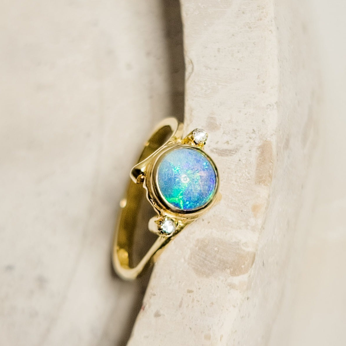 18Karat Goldring mit Opal – Magisches Leuchten