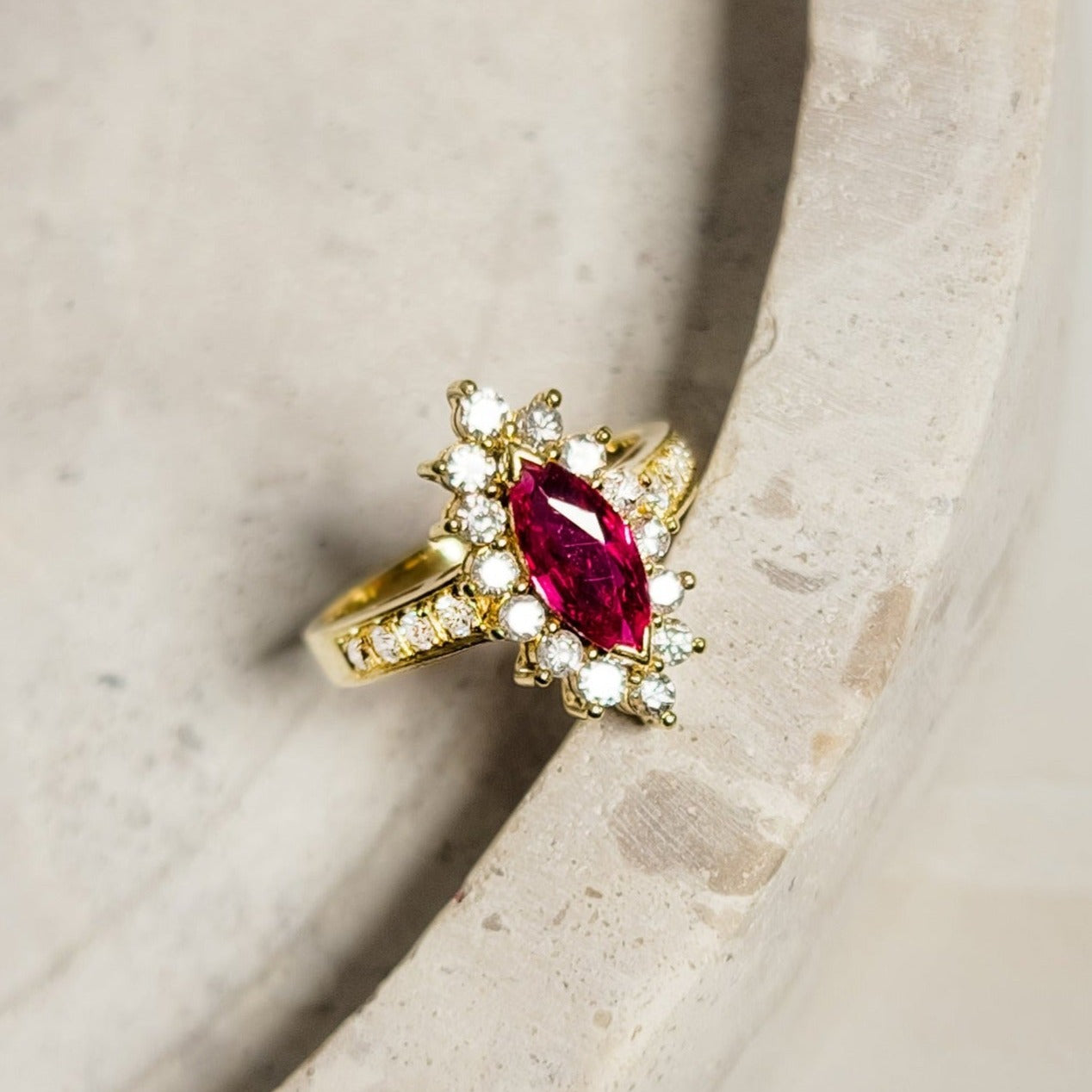 18 Karat Goldring with ruby ​​and brilliant - fiery beauty