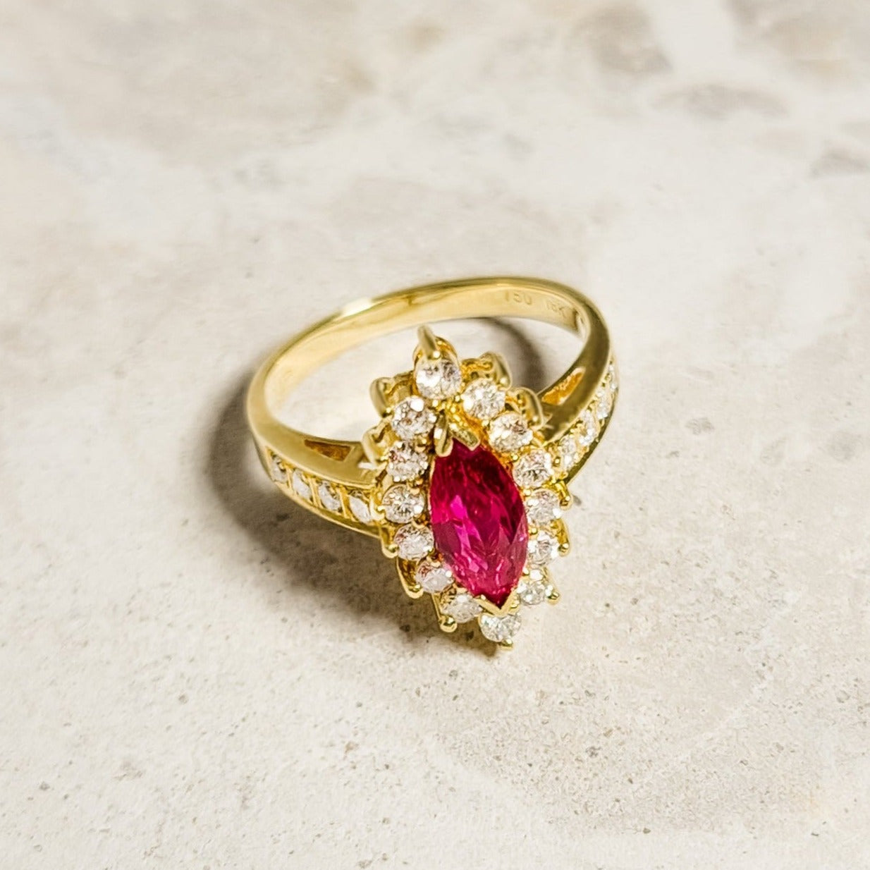 18 Karat Goldring with ruby ​​and brilliant - fiery beauty