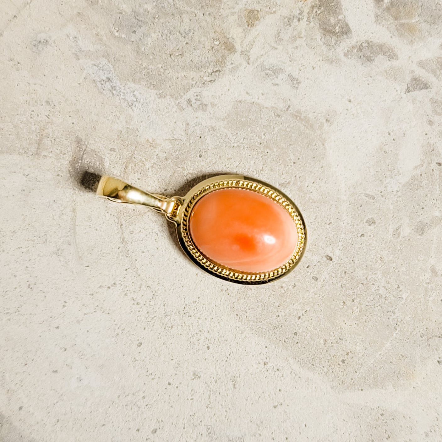 Gold pendant made of 14 carat yellow gold with angel coral