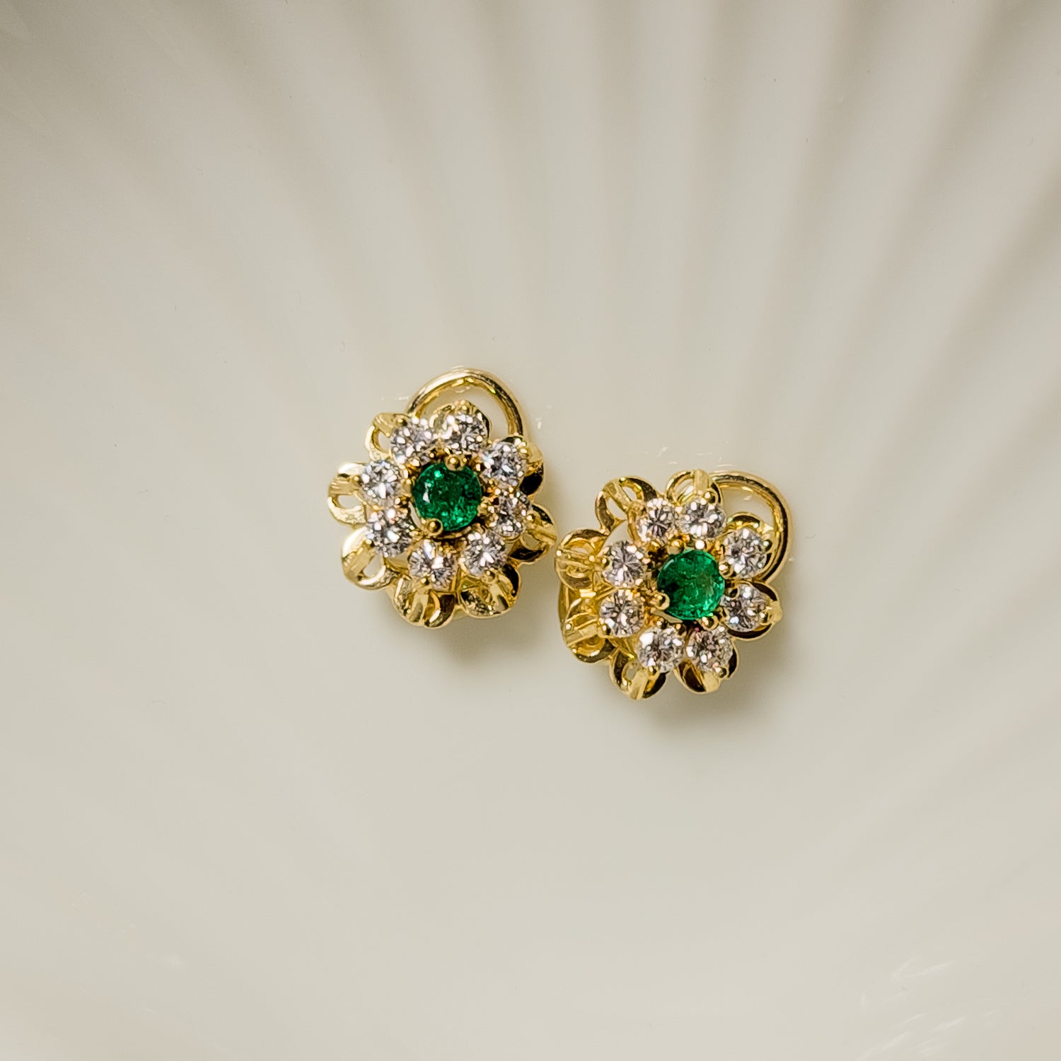 Gold earrings with emeralds - jewel green on the ear