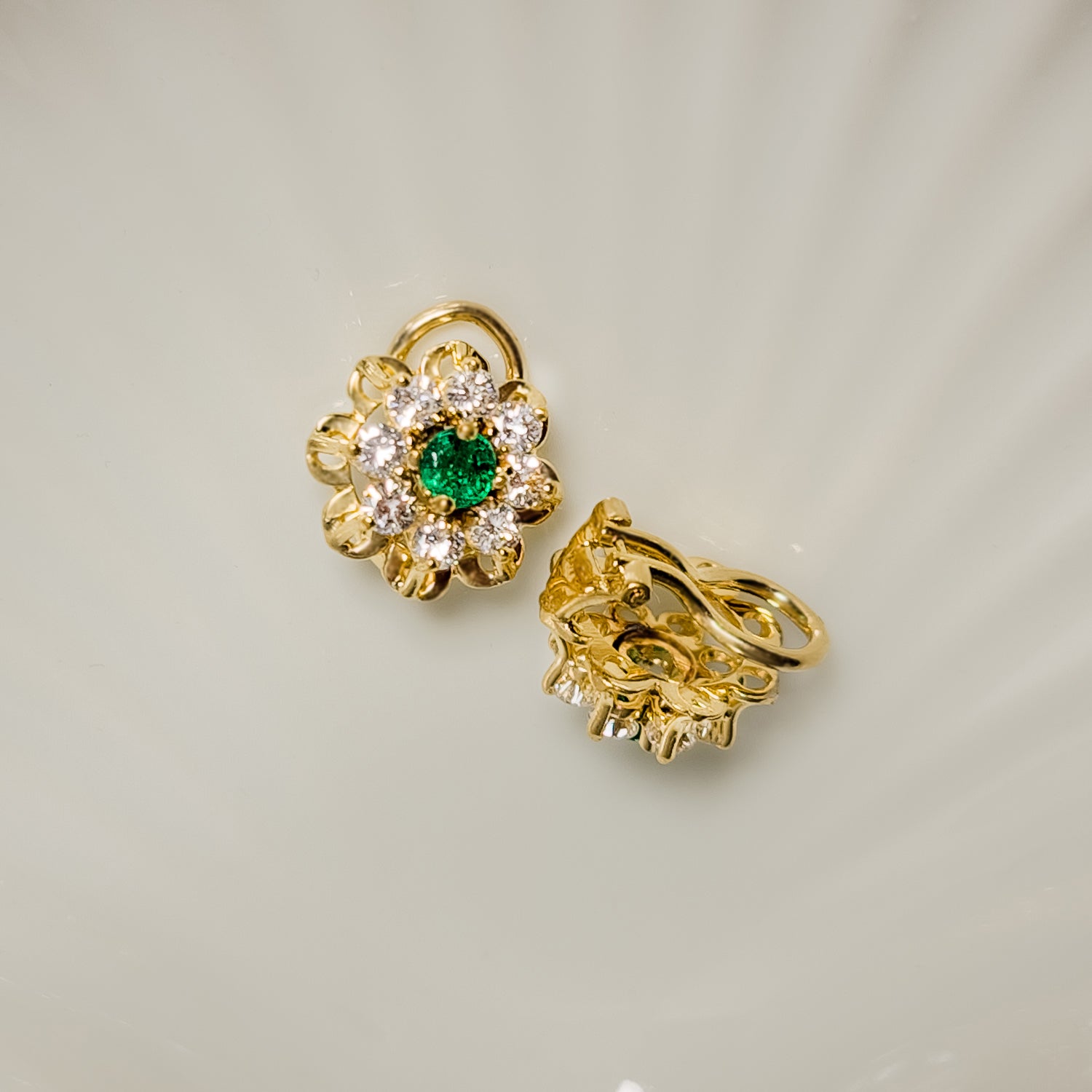 Gold earrings with emeralds - jewel green on the ear