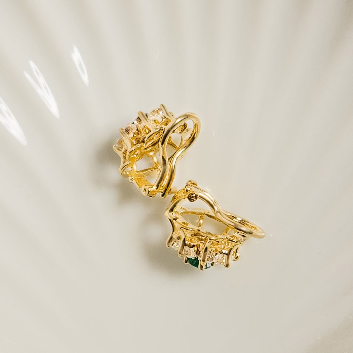 Gold earrings with emeralds - jewel green on the ear