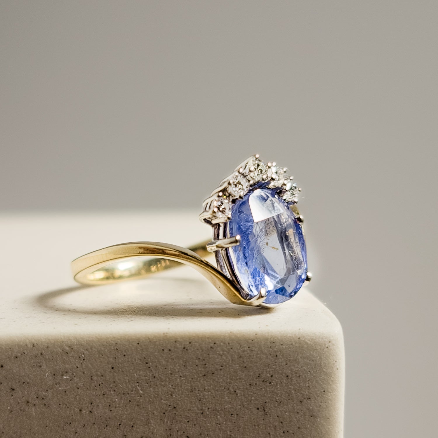 Saphirring with brilliant - deep blue luxury