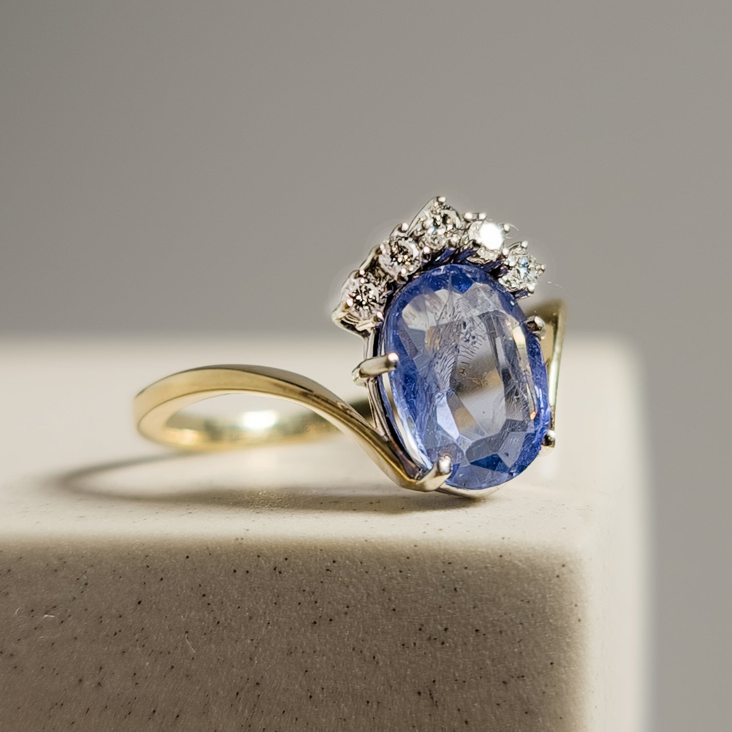 Saphirring with brilliant - deep blue luxury