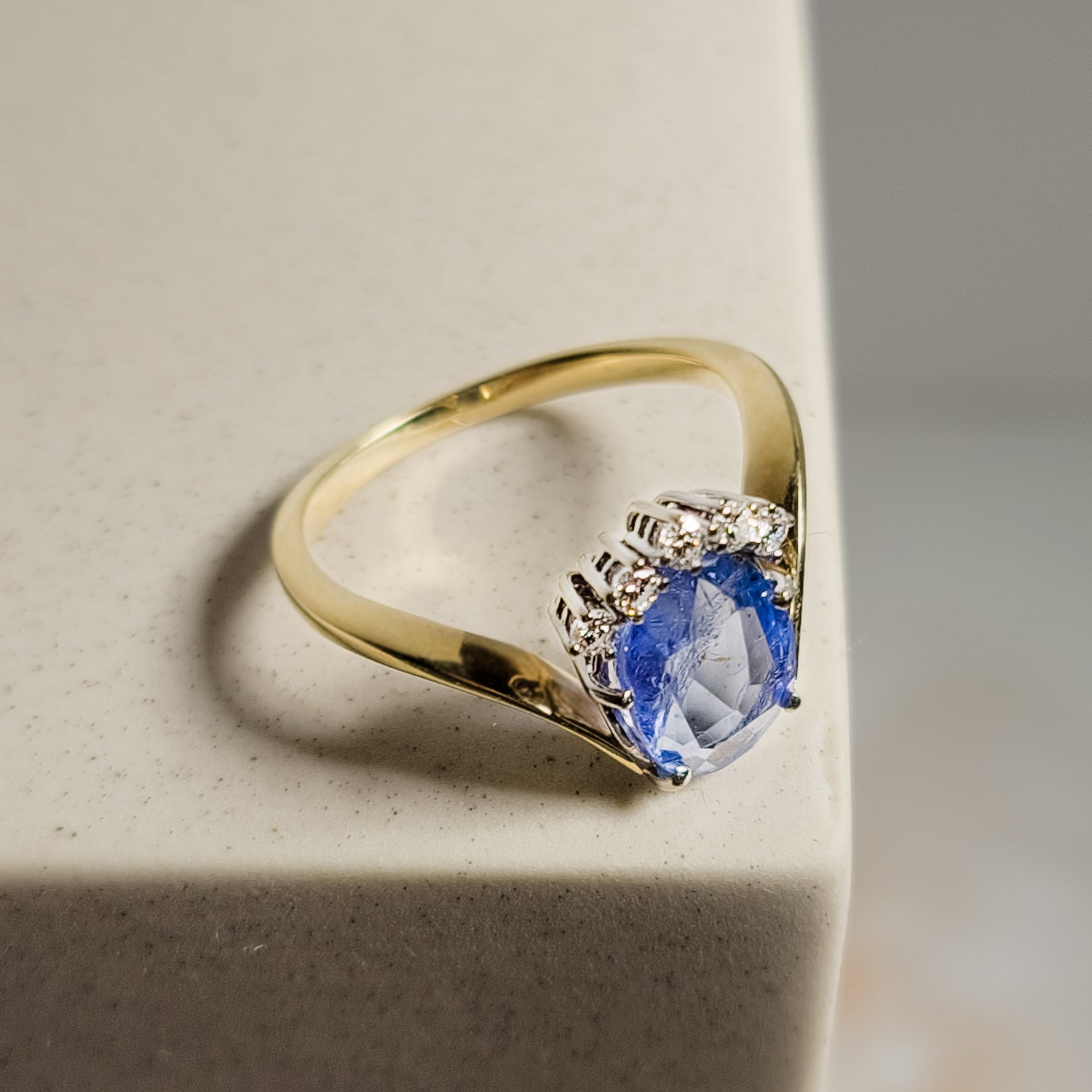 Saphirring with brilliant - deep blue luxury