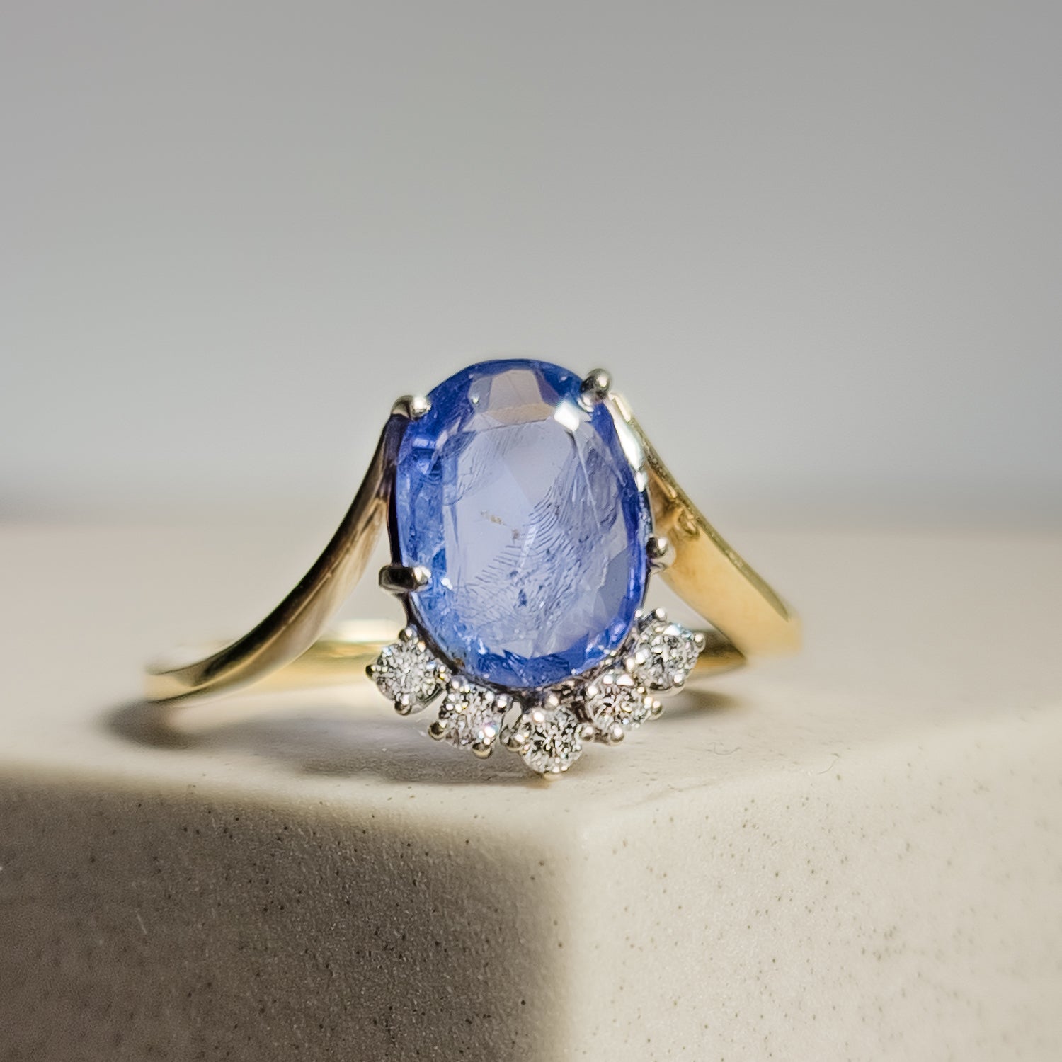 Saphirring with brilliant - deep blue luxury