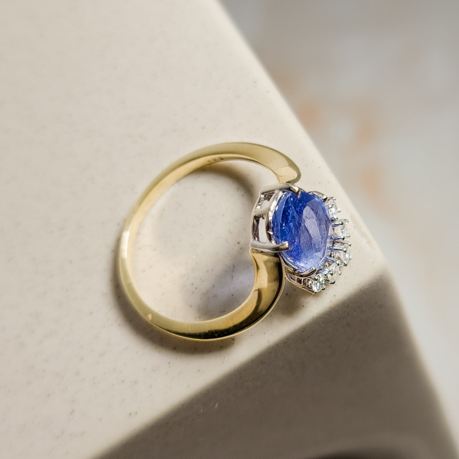 Saphirring with brilliant - deep blue luxury