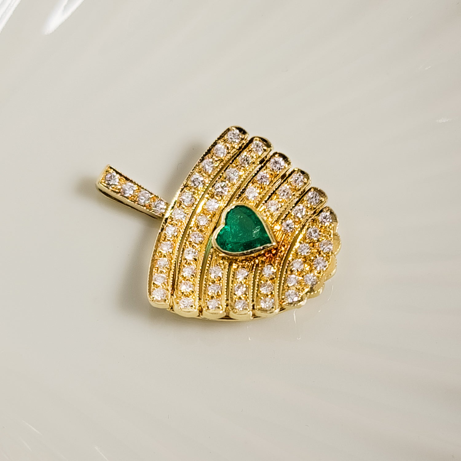 Gold trailer with emerald and diamonds - exquisite beauty