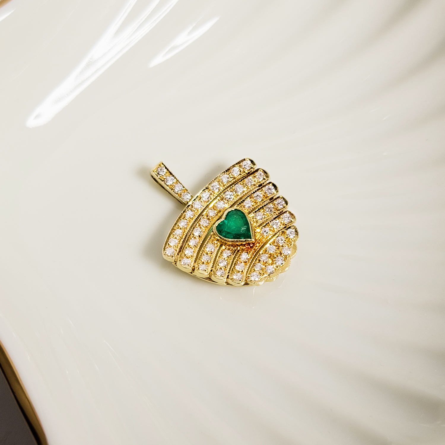 Gold trailer with emerald and diamonds - exquisite beauty