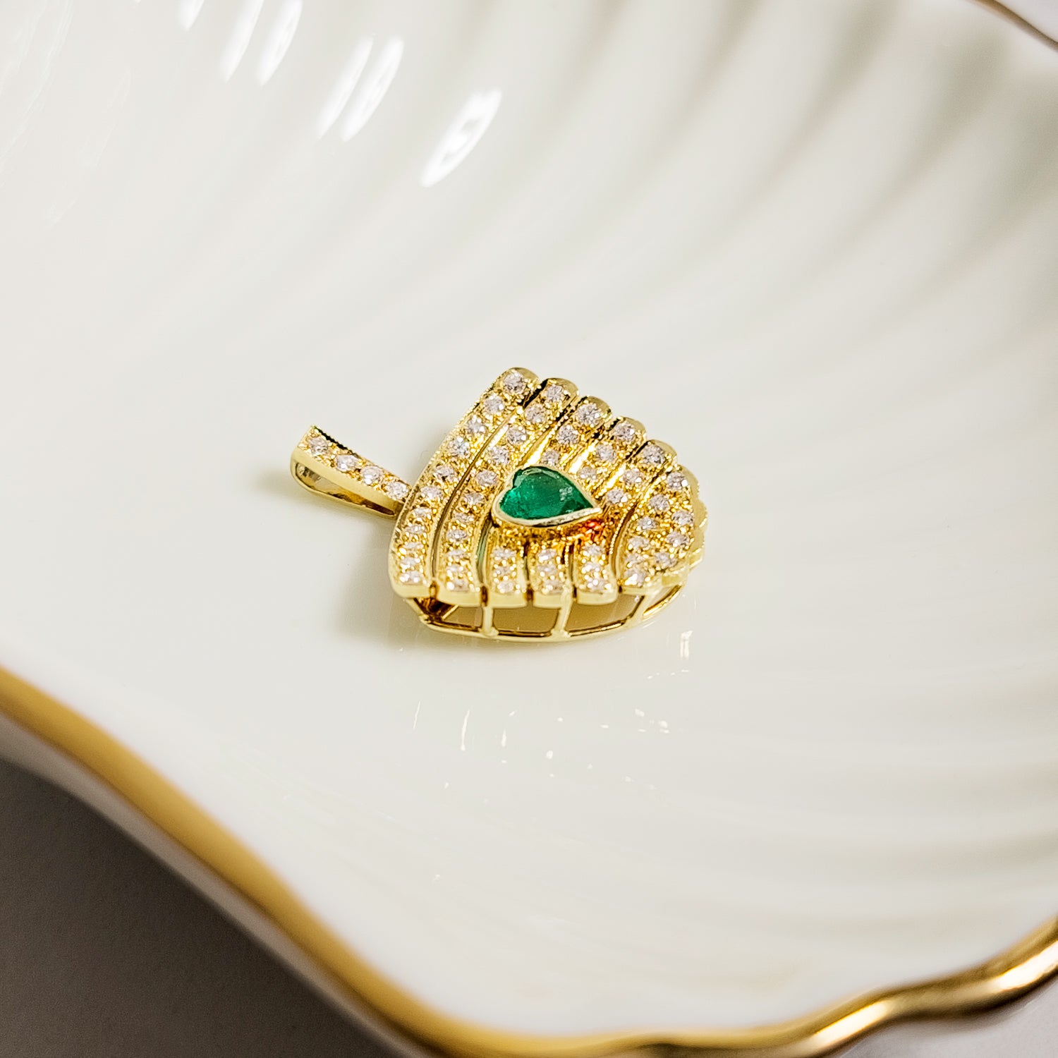 Gold trailer with emerald and diamonds - exquisite beauty