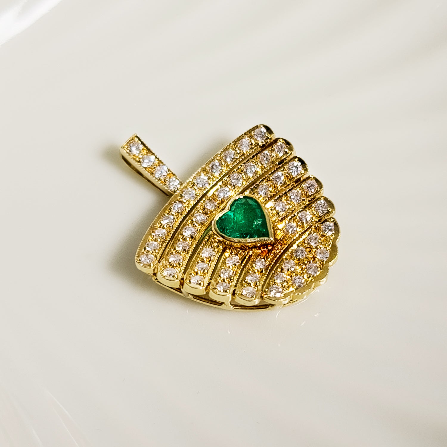 Gold trailer with emerald and diamonds - exquisite beauty