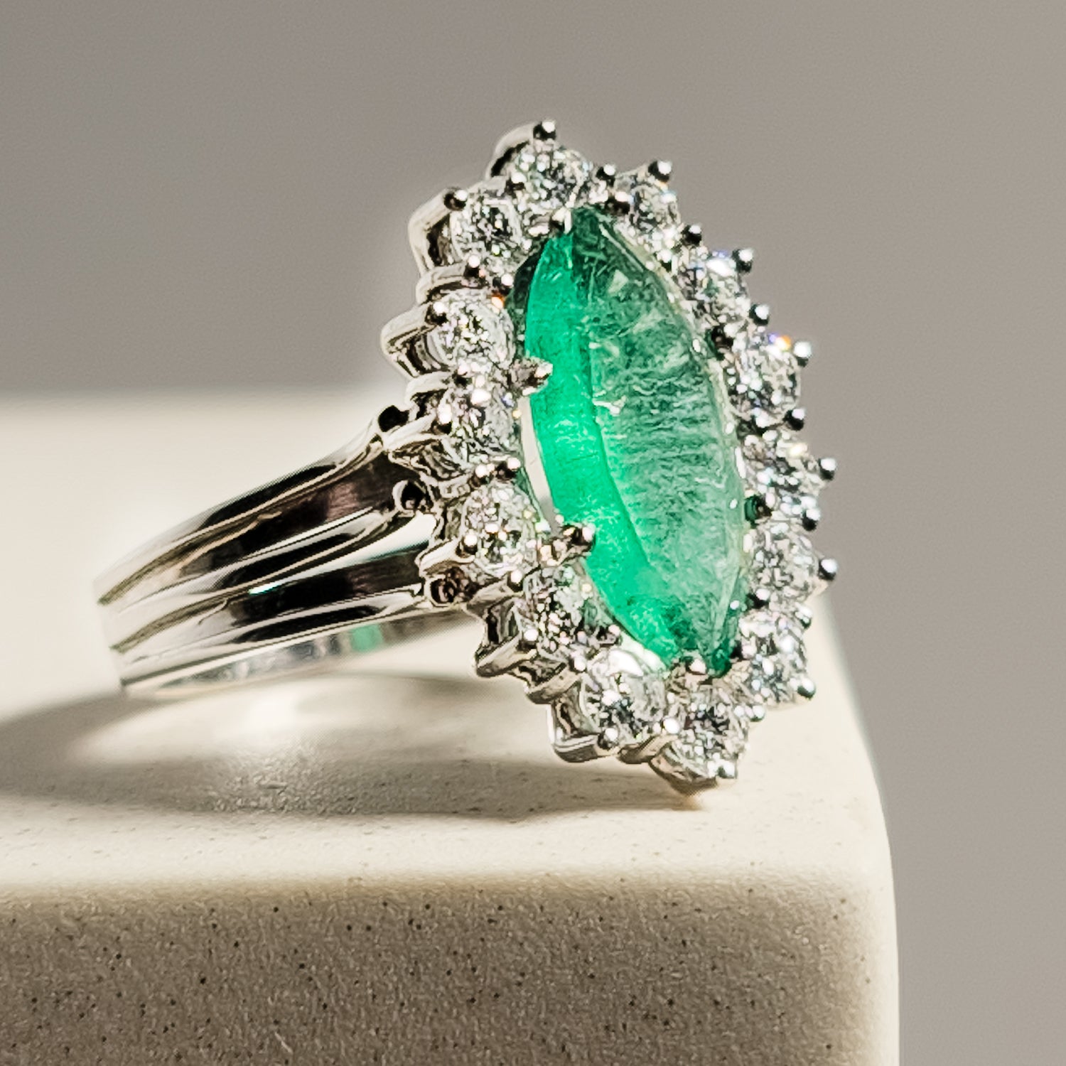 585 gold ring with emerald and diamonds - magnificent combination