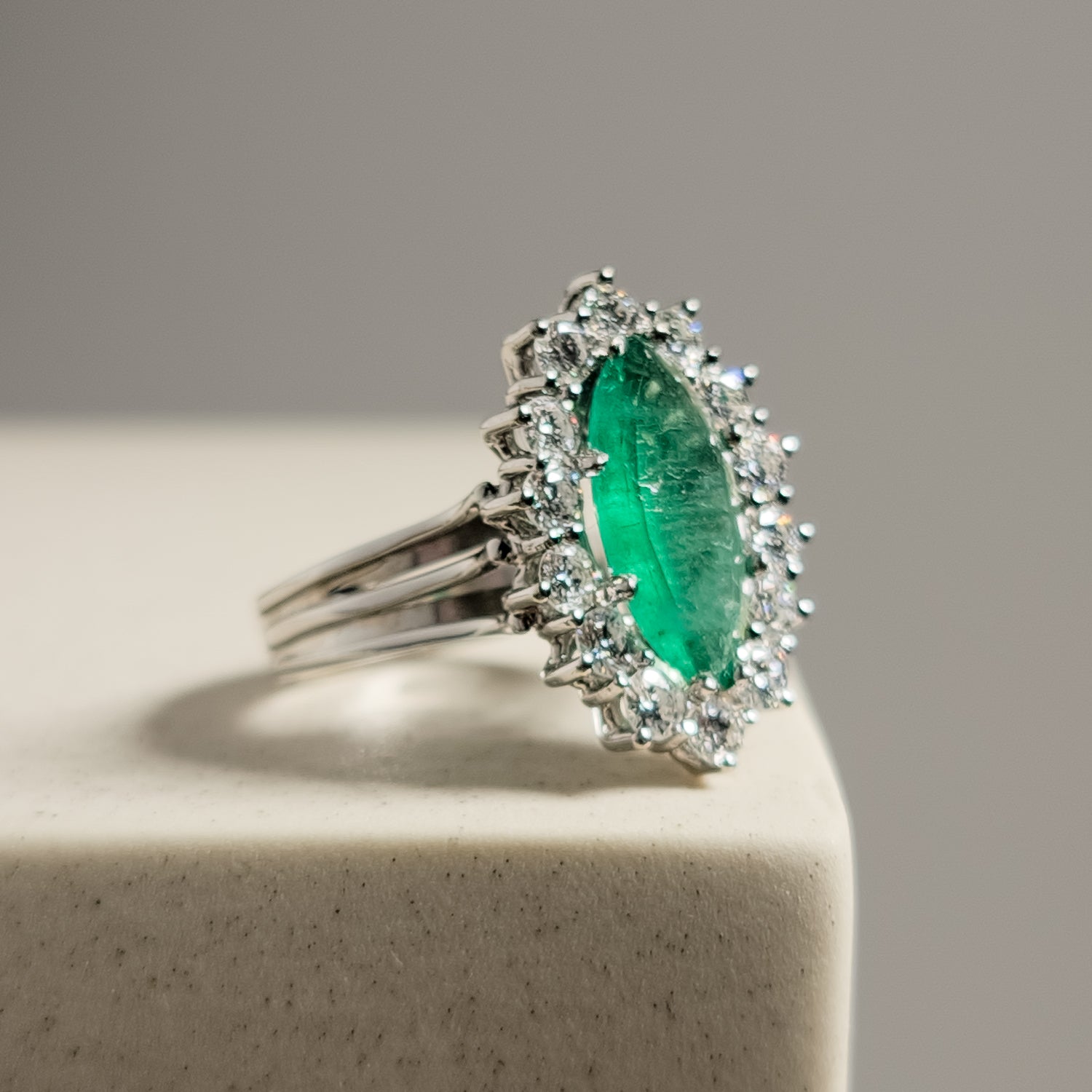 585 gold ring with emerald and diamonds - magnificent combination