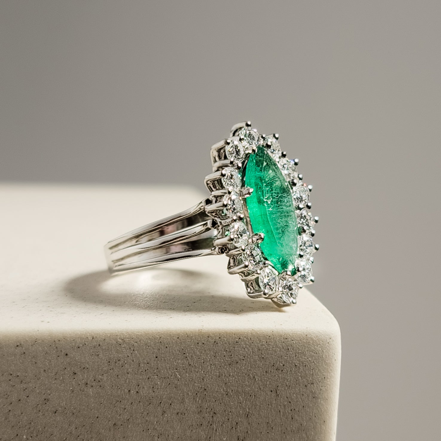 585 gold ring with emerald and diamonds - magnificent combination