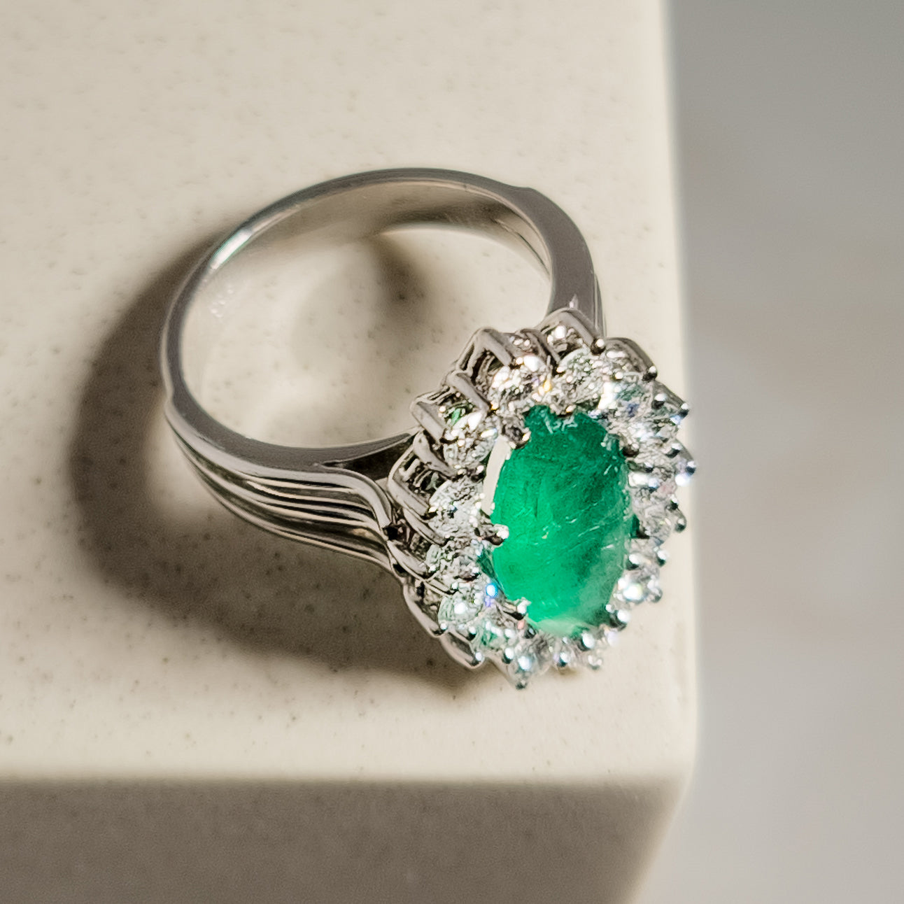 585 gold ring with emerald and diamonds - magnificent combination