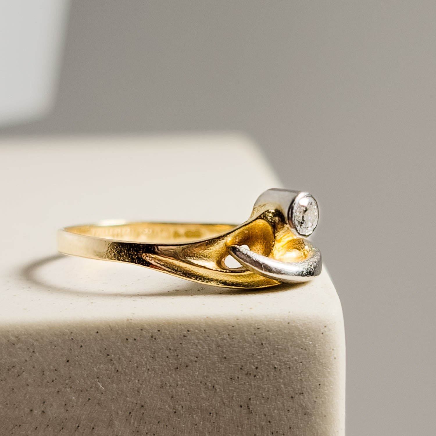 Simple 750 gold ring - puristic beauty