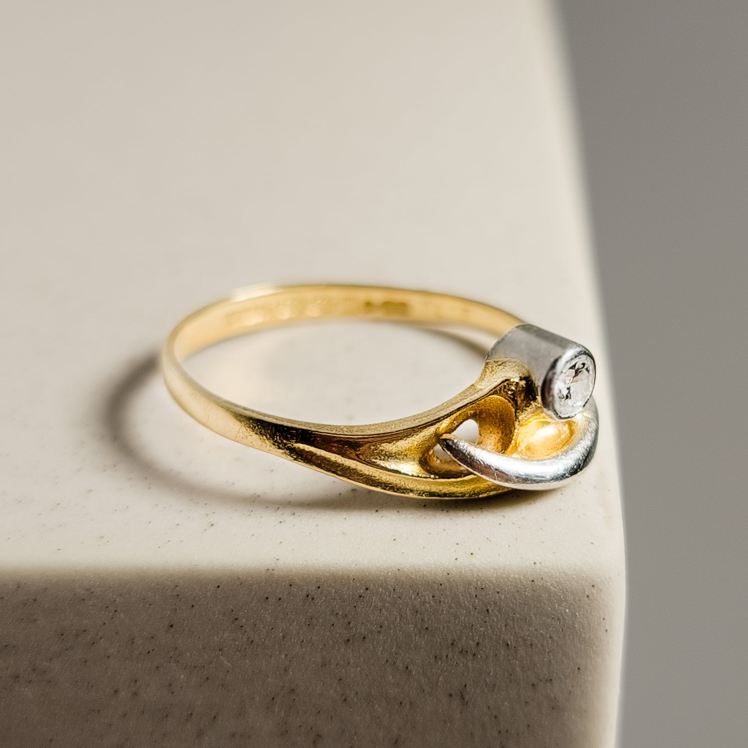 Simple 750 gold ring - puristic beauty