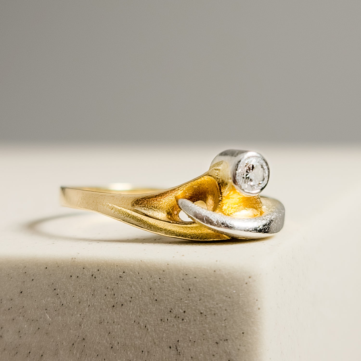 Simple 750 gold ring - puristic beauty