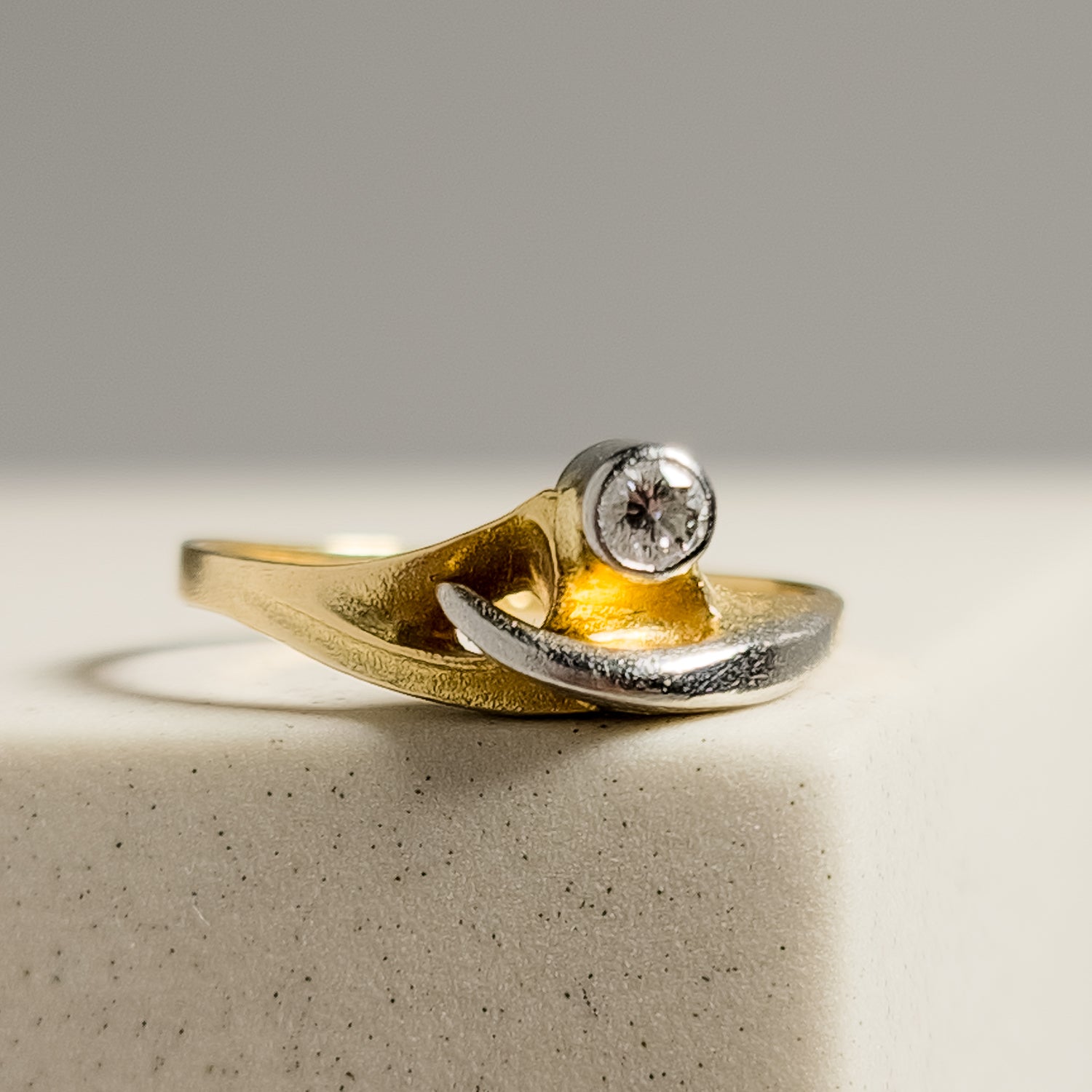 Simple 750 gold ring - puristic beauty