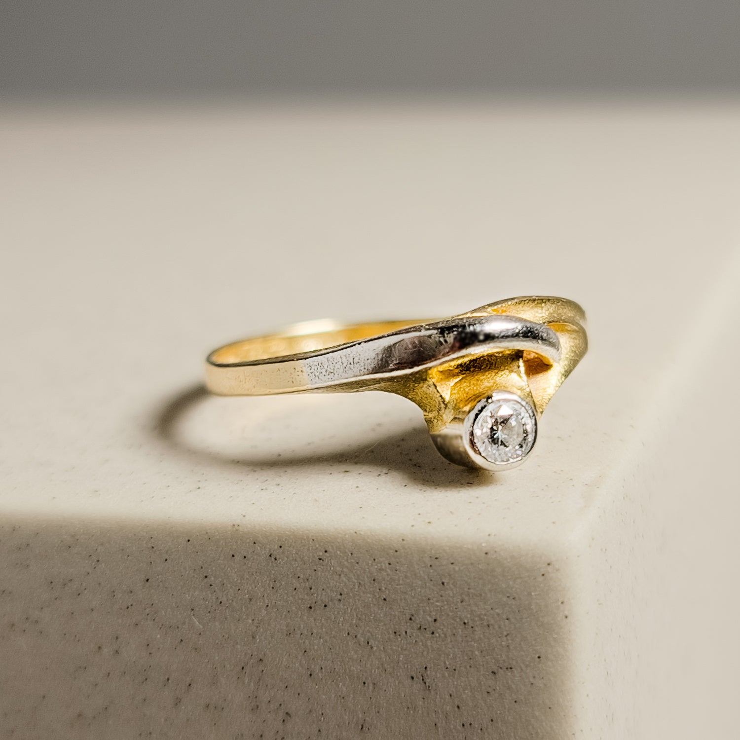 Simple 750 gold ring - puristic beauty