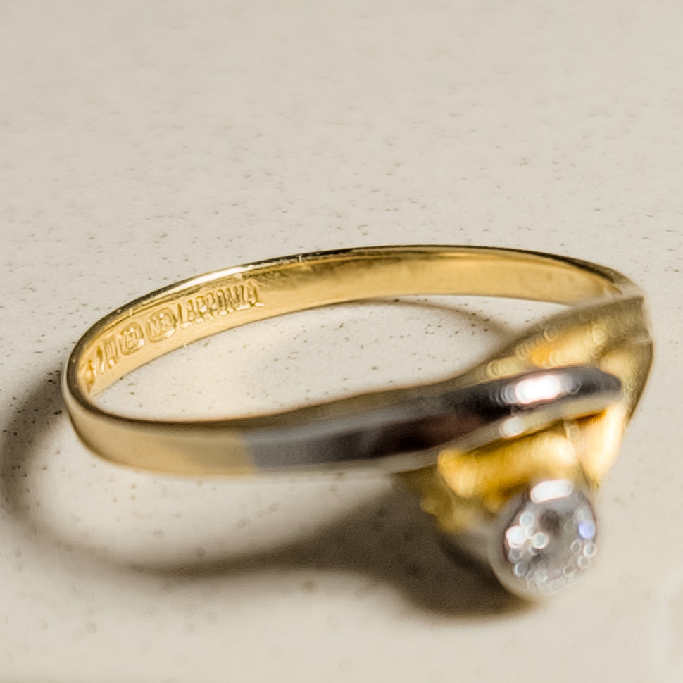 Simple 750 gold ring - puristic beauty