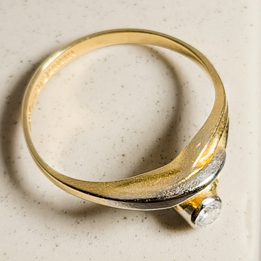 Simple 750 gold ring - puristic beauty