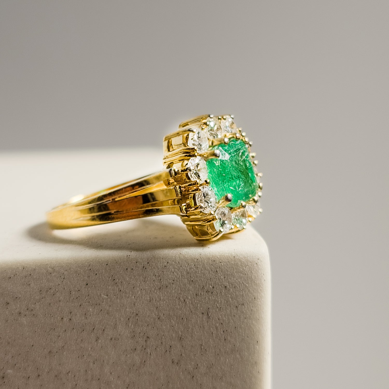 750 gold ring with emerald and diamonds - elegance in green