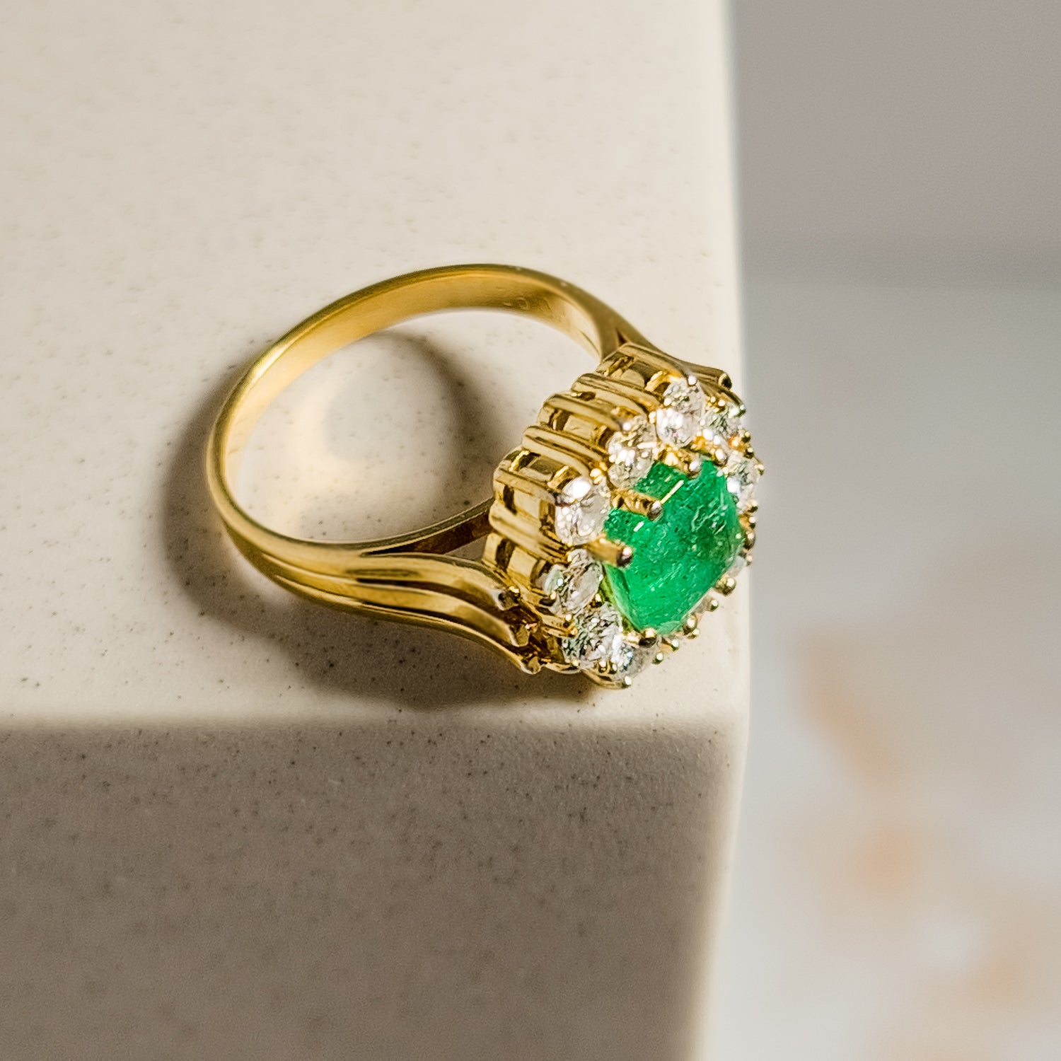 750 gold ring with emerald and diamonds - elegance in green