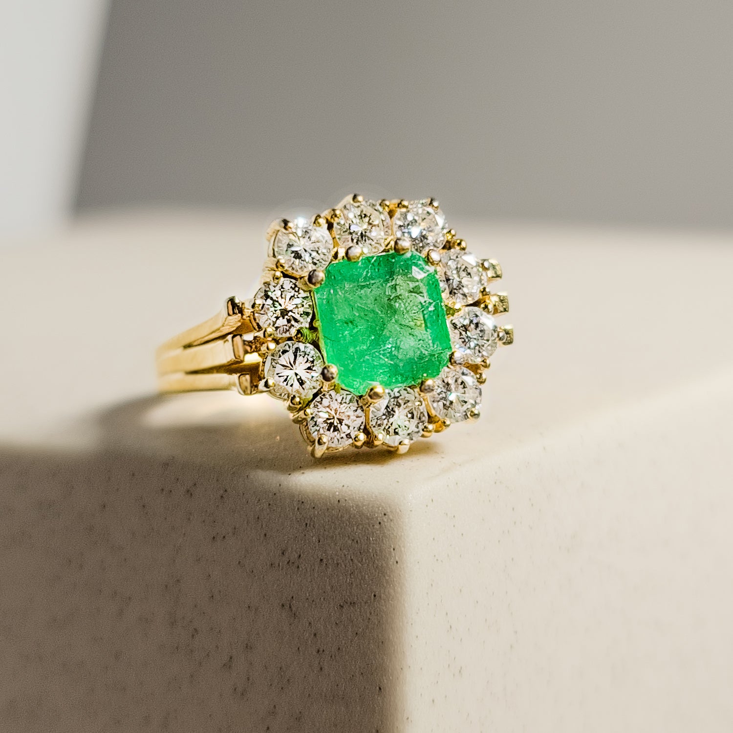 750 gold ring with emerald and diamonds - elegance in green