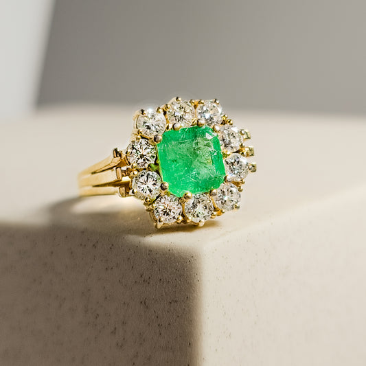 18 Karat Entourage-Ring mit Smaragd & Diamanten – Eleganz in Grün