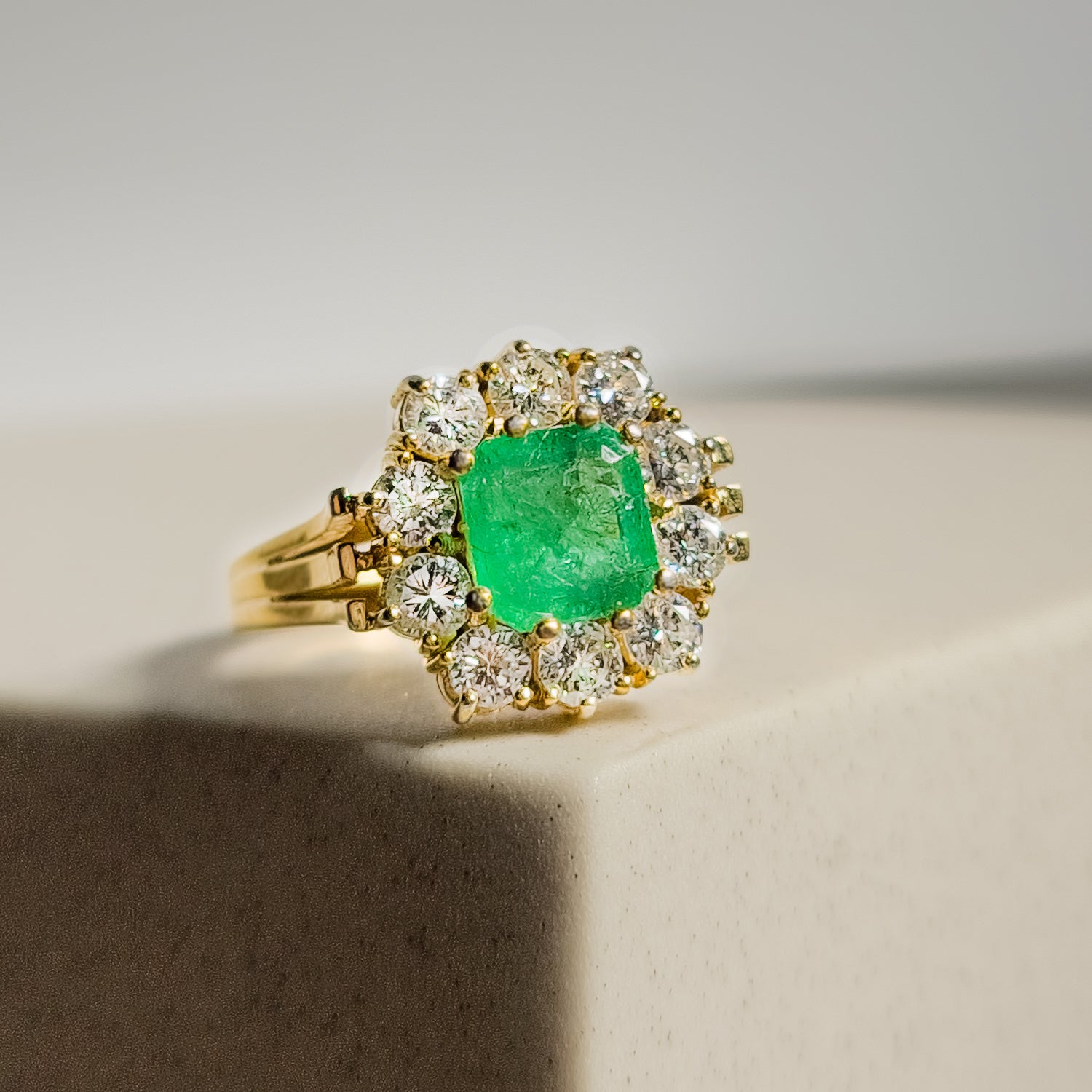 750 gold ring with emerald and diamonds - elegance in green