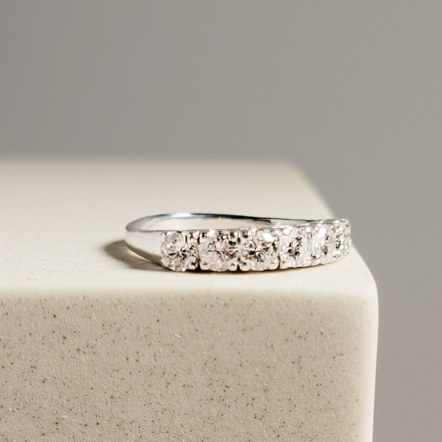 585 white gold ring with brilliant - radiant and chic