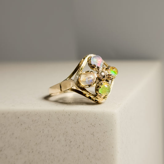 14 Karat Goldring mit kleinen Opalen – Feine Details