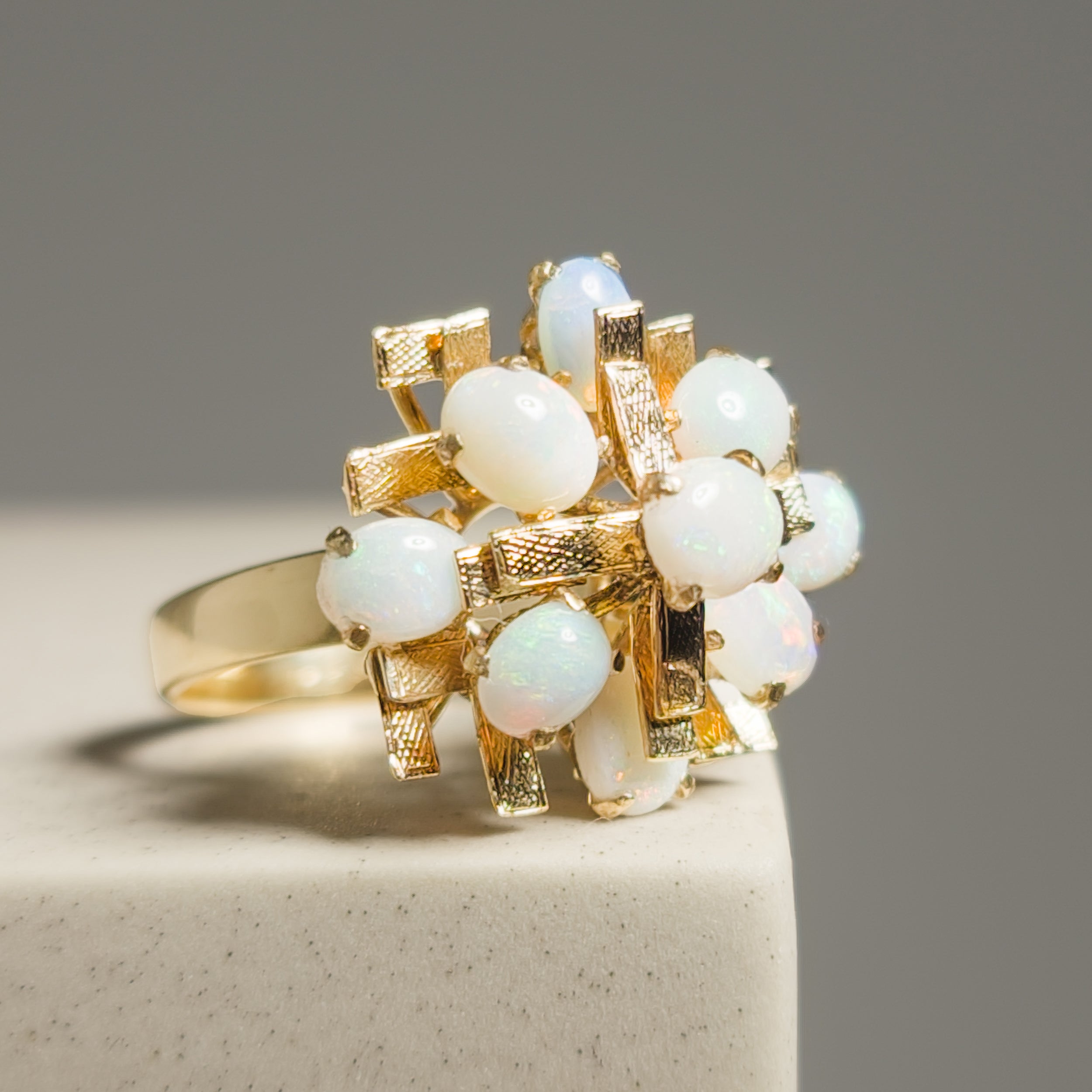 Goldring with opal - dreamy elegance