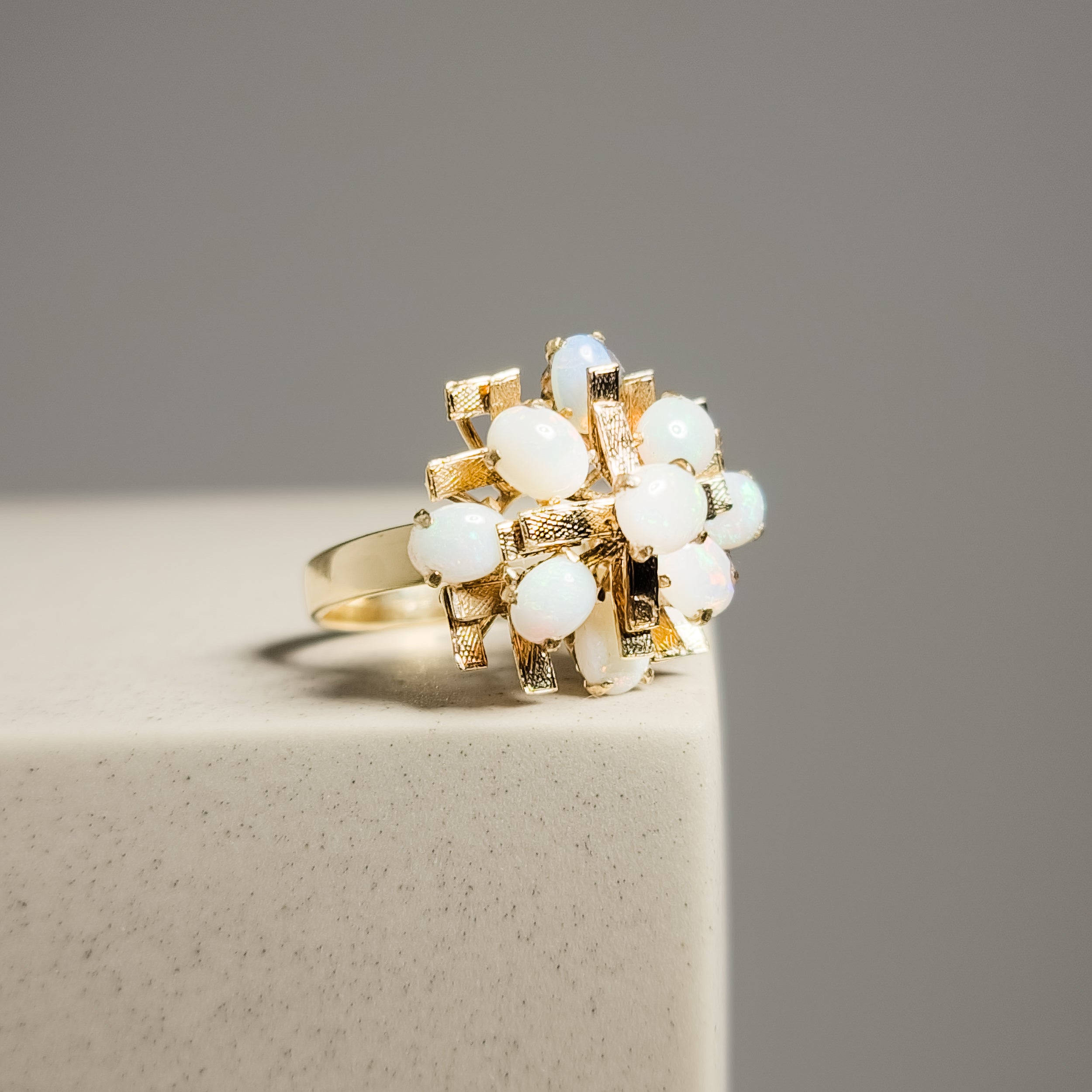 Goldring with opal - dreamy elegance