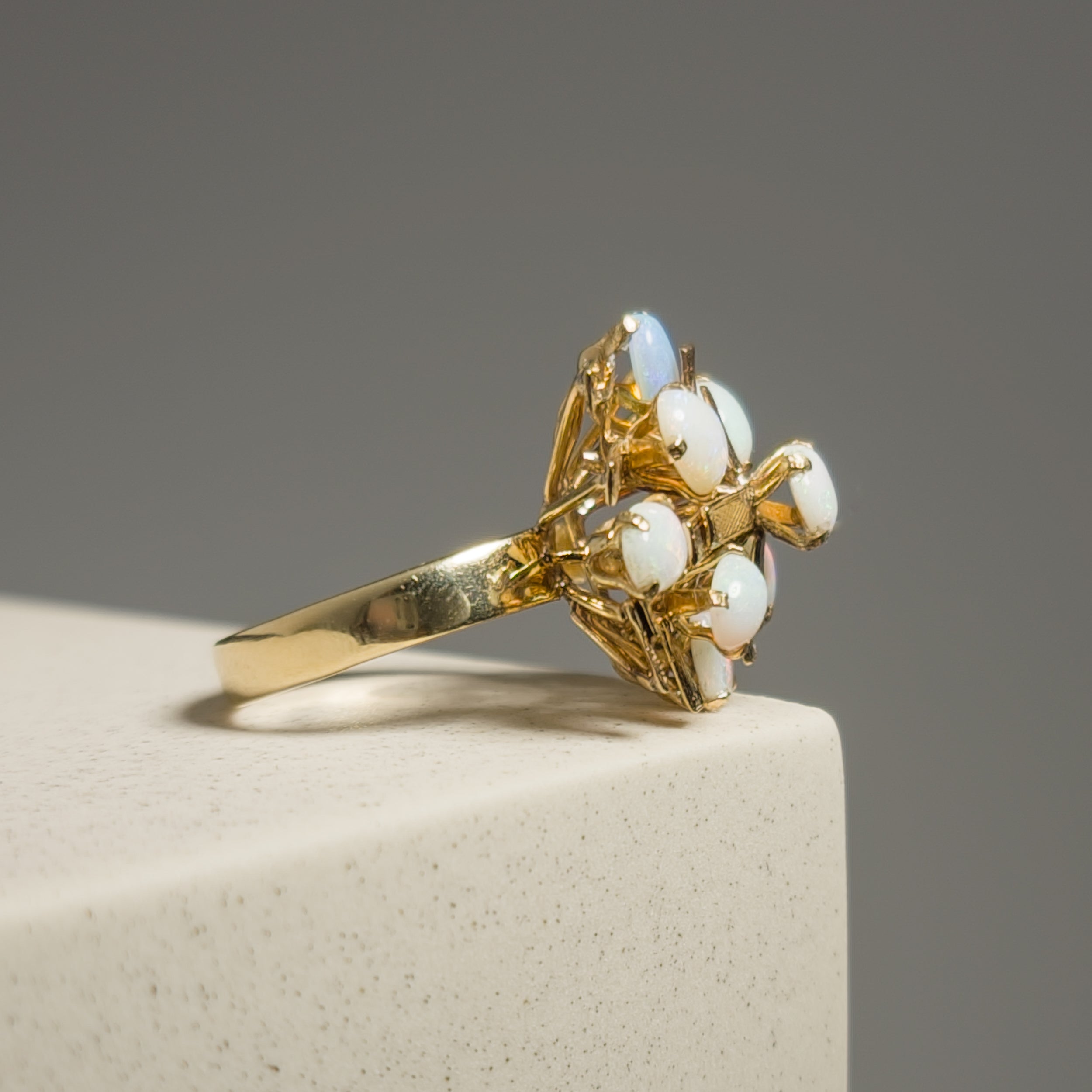 Goldring with opal - dreamy elegance