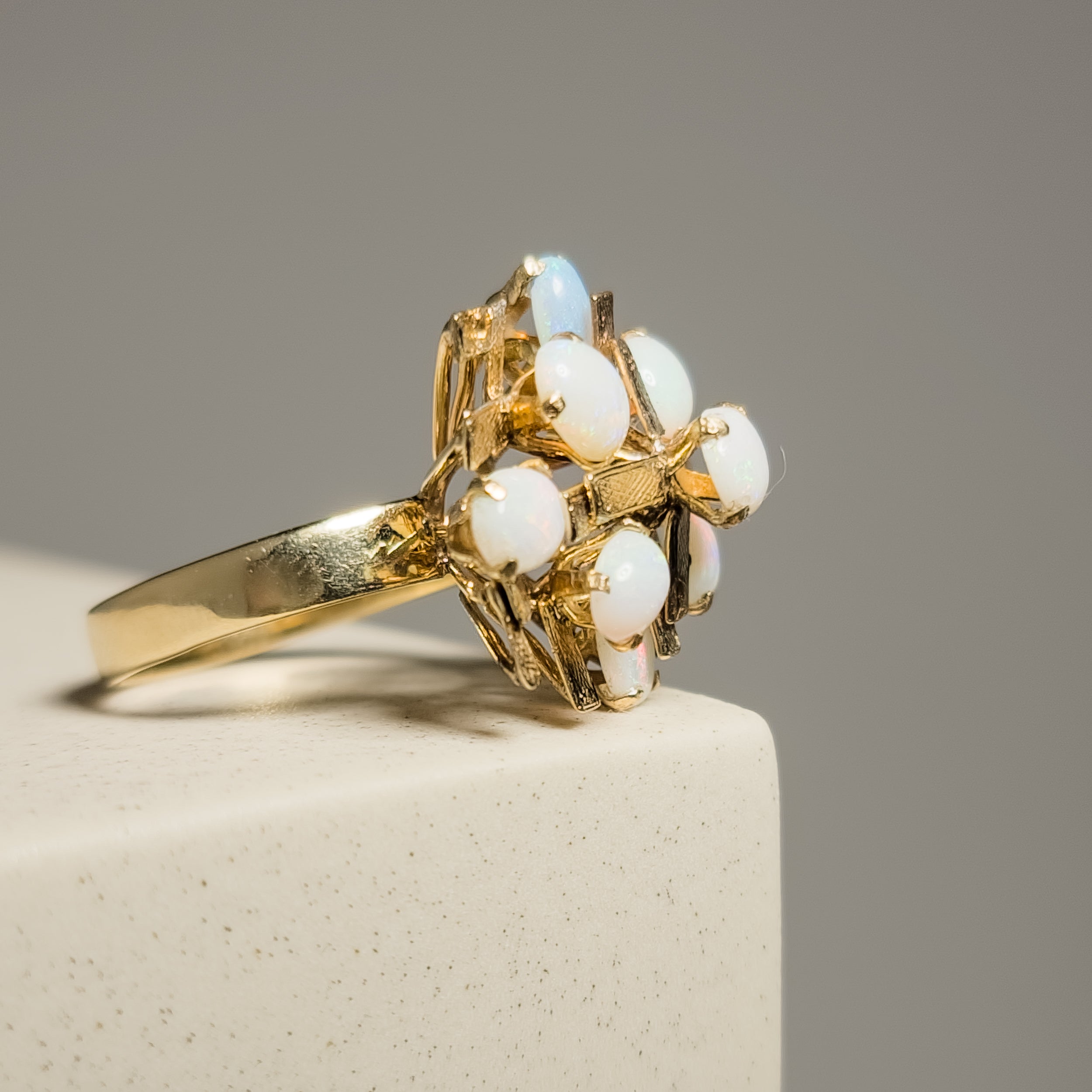 Goldring with opal - dreamy elegance