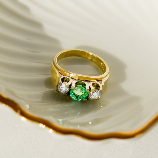 Goldring mit Brillanten und Smaragd – Extravaganz Pur